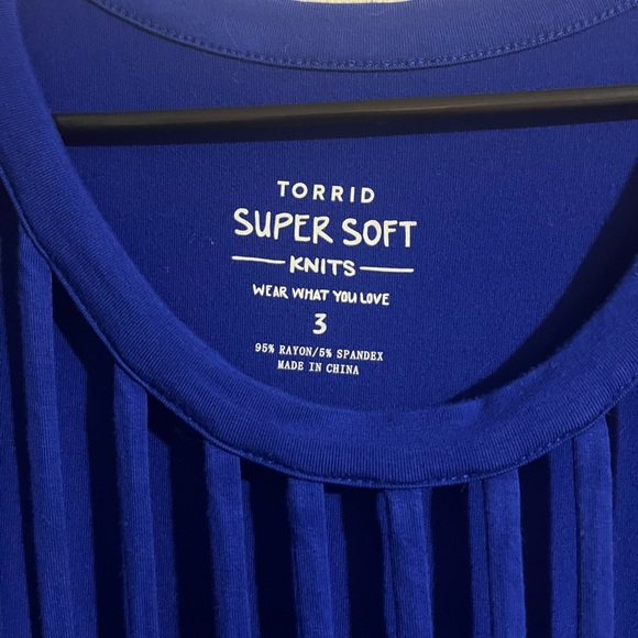 Super Soft crewneck with vertical slash tee - Picture 8 of 8